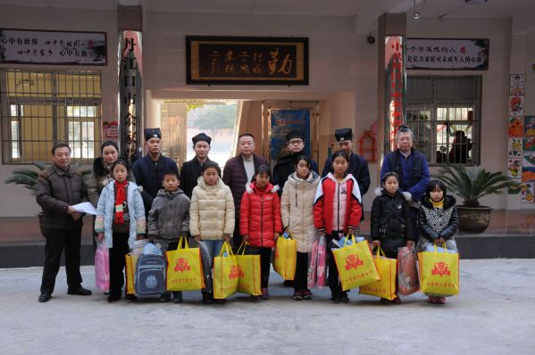 武當(dāng)山道教學(xué)院看望余家營(yíng)小學(xué)貧困生