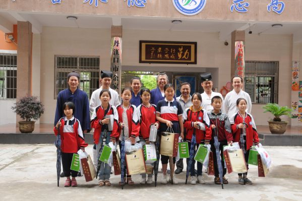 六一兒童節(jié)前夕看望小學(xué)生