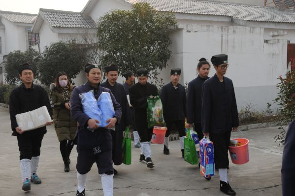 武當(dāng)山道教學(xué)院年終?開(kāi)展扶貧活動(dòng)