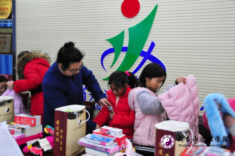 武當(dāng)山道教學(xué)院慰問(wèn)余家營(yíng)小學(xué)六位貧困生