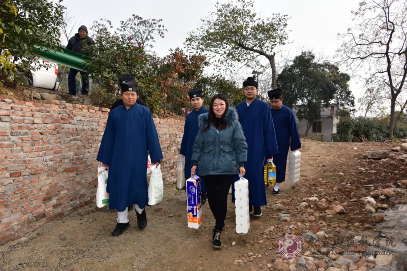 武當(dāng)山道教學(xué)院2019年終開(kāi)展慰問(wèn)孤寡老人獻(xiàn)愛(ài)心活動(dòng)