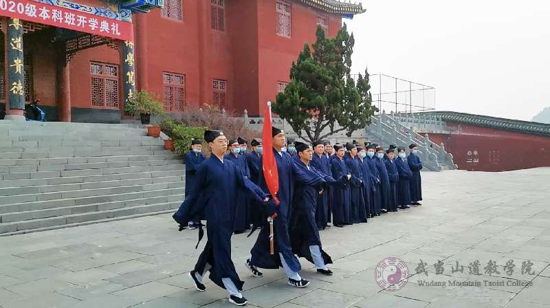 武當(dāng)山道教學(xué)院慶祝新中國(guó)成立71周年舉行升國(guó)旗儀式